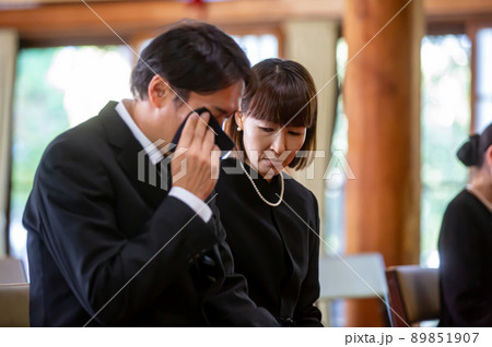 お葬式で号泣する遺族（夫婦） 89851907