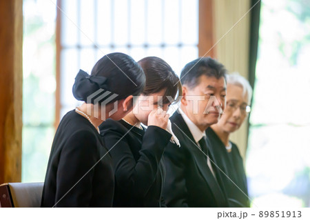 お葬式で泣く遺族(女性) お葬式で泣く遺族(女性) 89851913