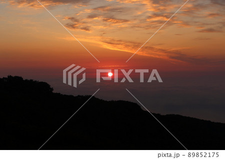 新潟　佐渡　ドンデン高原の朝陽 89852175