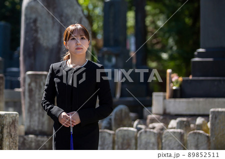 お葬式・お墓参りする喪服姿の若い女性 お葬式・お墓参りする喪服姿の若い女性 89852511