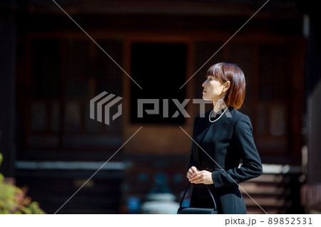 葬儀に来た喪服のミドル女性(寺院) 葬儀に来た喪服のミドル女性(寺院) 89852531