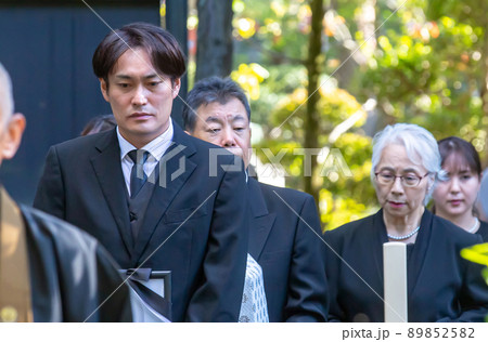 納骨式に参列する遺族と住職 納骨式に参列する遺族と住職 89852582