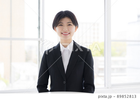 ビジネス　カメラ目線で話す就活生 89852813