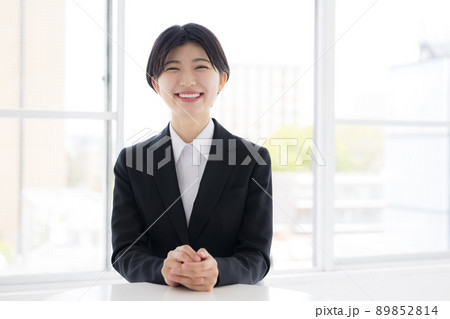 ビジネス　カメラ目線で話す就活生 89852814