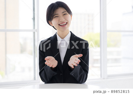 ビジネス カメラ目線で話す就活生 ビジネス カメラ目線で話す就活生 89852815