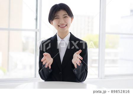 ビジネス カメラ目線で話す就活生 ビジネス カメラ目線で話す就活生 89852816