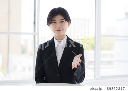 ビジネス カメラ目線で話す就活生 ビジネス カメラ目線で話す就活生 89852817