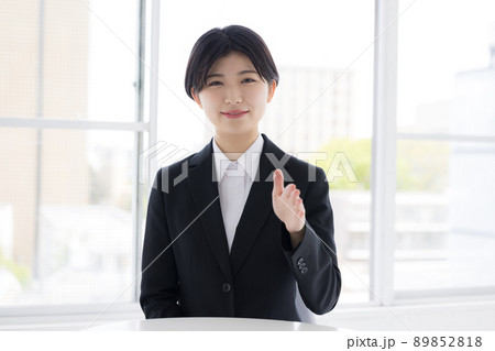 ビジネス　カメラ目線で話す就活生 89852818