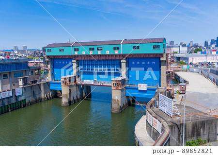 大阪市の六軒屋川水門 89852821