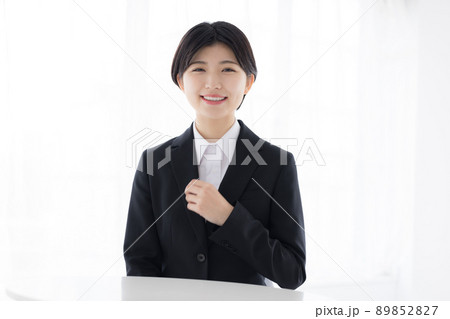 ビジネス　カメラ目線で話す就活生 89852827