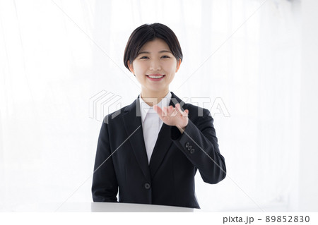 ビジネス カメラ目線で話す就活生 ビジネス カメラ目線で話す就活生 89852830