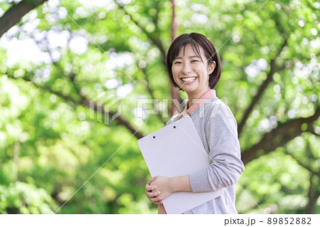 若い女性介護士 89852882