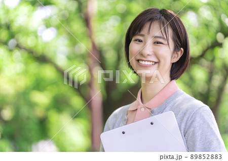 若い女性介護士 若い女性介護士 89852883