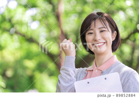 若い女性介護士 89852884