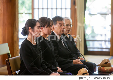 お葬式に参列した遺族 女性 の写真素材