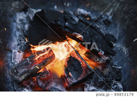 バーベキューコンロの中で燃える炭　炭火 89853179