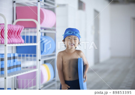 スイミングスクールで泳ぐ男の子 89853395