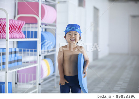 スイミングスクールで泳ぐ男の子 89853396