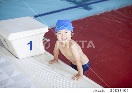 スイミングスクールで泳ぐ男の子 スイミングスクールで泳ぐ男の子 89853405