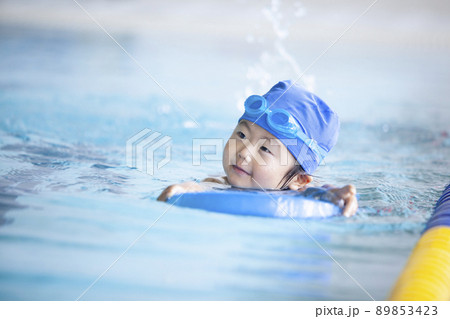 スイミングスクールで泳ぐ男の子 89853423