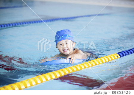 スイミングスクールで泳ぐ男の子 89853429