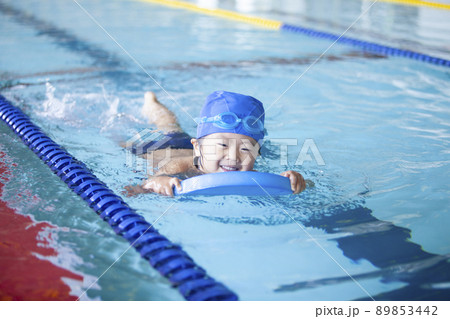 スイミングスクールで泳ぐ男の子 89853442