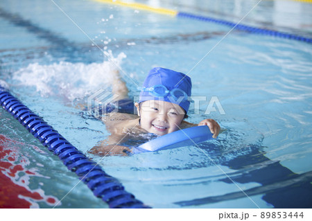 スイミングスクールで泳ぐ男の子 89853444