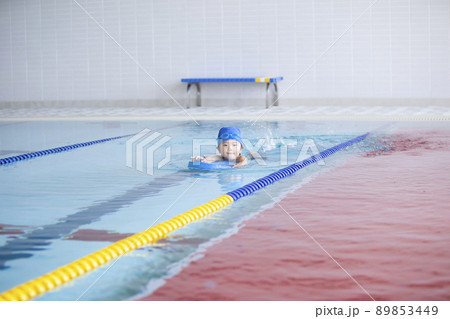 スイミングスクールで泳ぐ男の子 89853449