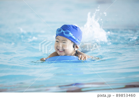 スイミングスクールで泳ぐ男の子 89853460