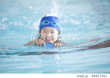 スイミングスクールで泳ぐ男の子 89853461
