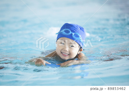 スイミングスクールで泳ぐ男の子 スイミングスクールで泳ぐ男の子 89853462