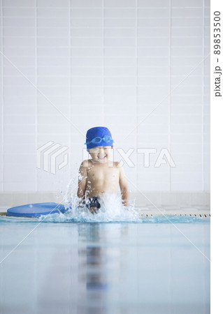 プールで泳ぐ男の子 プールで泳ぐ男の子 89853500