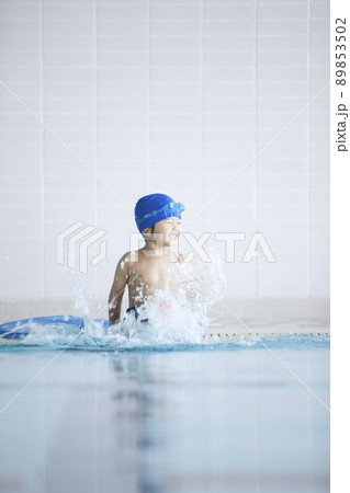 プールで泳ぐ男の子 プールで泳ぐ男の子 89853502