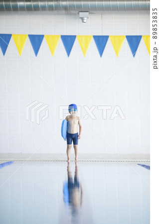 スイミングスクールの男の子 89853835