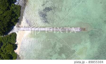 竹富島の西桟橋真上から空撮 89855304