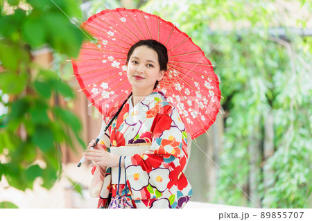 和傘を持った着物姿の若い女性 和傘を持った着物姿の若い女性 89855707