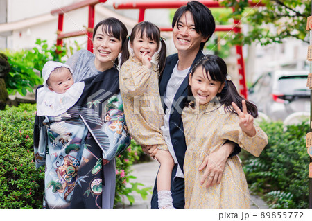赤ちゃんとお宮参りをする家族 赤ちゃんとお宮参りをする家族 89855772