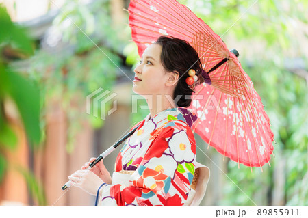 和傘を持った着物姿の若い女性 和傘を持った着物姿の若い女性 89855911