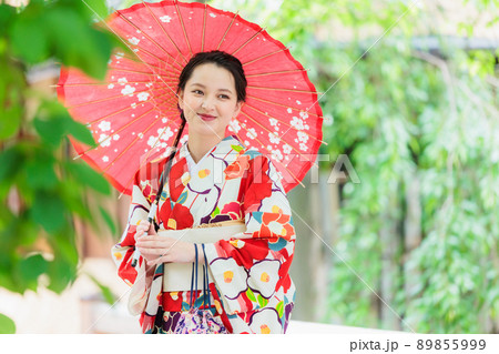 和傘を持った着物姿の若い女性 和傘を持った着物姿の若い女性 89855999