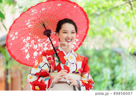 和傘を持った着物姿の若い女性の写真素材 [89856007] - PIXTA