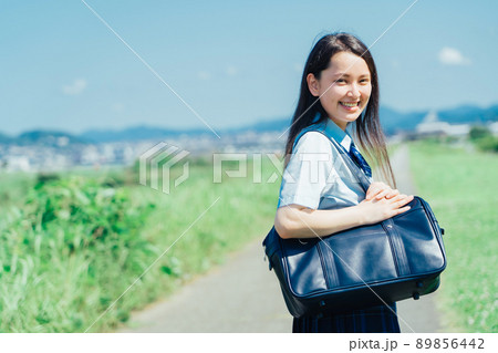 夏服の女子高生 89856442