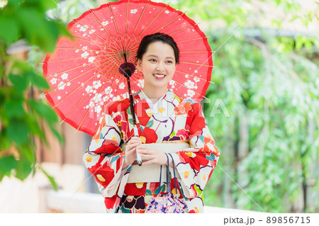 和傘を持った着物姿の若い女性 89856715