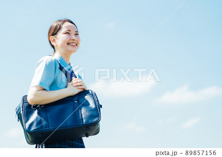 夏服の女子高生 89857156