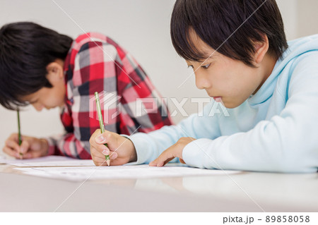 友達同士で勉強をする男子 塾 友達同士で勉強をする男子 塾 89858058