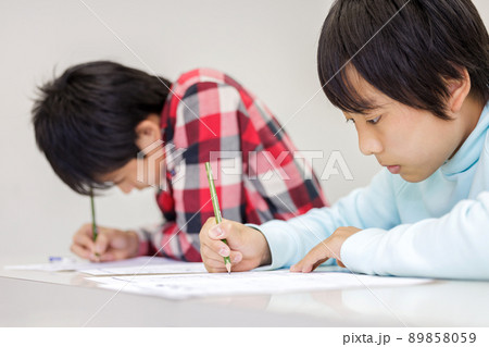 友達同士で勉強をする男子　塾 89858059