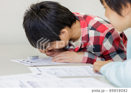 友達同士で勉強をする男子　塾 89858082