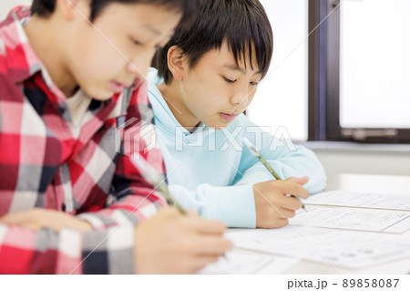 友達同士で勉強をする男子　塾 89858087