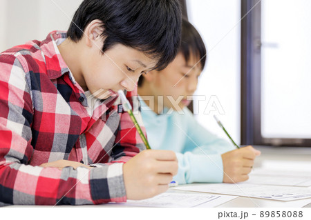 友達同士で勉強をする男子　塾 89858088