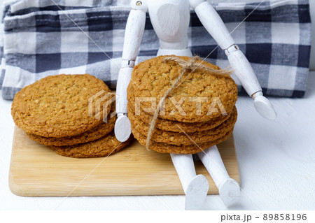 Healthy eating with oatmeal cookies. Homemade bakery. Healthy vegan oat cookies. Healthy eating with oatmeal cookies. Homemade bakery. Healthy vegan oat cookies. 89858196