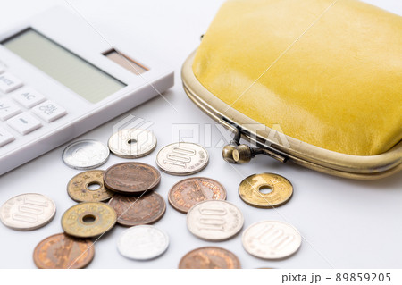 がま口財布と電卓とお金 がま口財布と電卓とお金 89859205